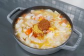 파프리카파우더 1 작은 술, 카레가루 1 작은 술, 토마토페이스트 1~2 큰 술을 넣고, 덩어리지지 않도록 잘 풀어줍니다.