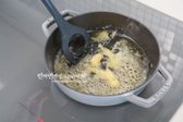 팬에 올리브오일 3 큰 술, 버터 10g, 다진 마늘 1 큰 술을 중약불에서 볶아줍니다.