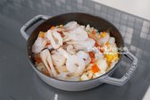 쌀이 투명빛이 나면 토마토, 새우, 오징어를 넣고 겉이 익을 정도로 3~4분 볶습니다.