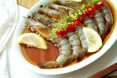 레몬을 넣고 새우를 간장에 3~5일 숙성한 뒤, 짭조름하고 달큰한 맛으로 밥반찬이나 덮밥으로 즐깁니다. 간장물을 다시 끓여 부으면 보관기간이 더 길어집니다.