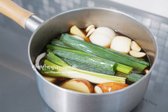 냄비에 다시마 2~4조각, 대파, 양파, 마늘, 생강, 통후추, 구기자를 넣고 센 불에서 끓입니다.
