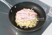 달군 팬에 식용유를 넉넉히 두르고 반죽을 동그랗고 두툼하게 올린 뒤, 얇은 삼겹살도 함께 올려줍니다.