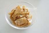 물에 헹군 김치는 먹기 좋게 가위를 사용해 잘라줍니다.