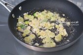 준비한 대파와 다진 마늘 1 작은 술을 넣고 불을 켠 뒤 타지 않도록 볶아줍니다.