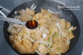 신맛과 짠맛을 중화시켜 주는 설탕 1 작은 술과 참치액 1 작은 술을 넣어줍니다.