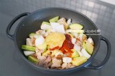 고추장 1/2 큰 술, 고춧가루 1/2 큰 술, 간 마늘 1 큰 술, 맛술 1 큰 술을 넣어줍니다.