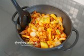 고추장이 재료와 섞이도록 볶아 깊은 맛을 내고, 깔끔한 고추기름을 만들어줍니다.