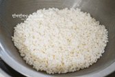 찹쌀을 깨끗하게 씻은 뒤 30분 이상 불려줍니다.