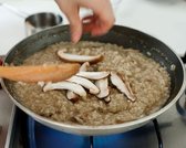 쌀이 반쯤 익으면 잘게 썬 팽이버섯을 넣고 육수를 조금씩 부으면서 약불로 끓이고 쌀알이 퍼지면 얇게 썬 표고버섯을 넣고 끓인다.
