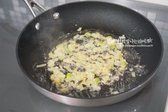 팬이나 웍에 들기름 1 큰 술, 식용유 1/2 큰 술을 두르고 간 마늘 1/2 큰 술, 다진 파 1 큰 술을 넣고 향을 내줍니다.
