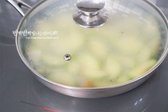 재료가 섞이고 겉면이 익을 수 있도록 뚜껑을 덮고 중약 불로 2~3분 정도 익혀줍니다.