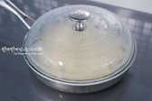 센 불에서 끓어오르면 뚜껑을 덮고 중불로 낮춰 3~5분 정도 익혀줍니다.