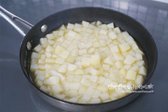 4분 후 뚜껑을 열면 감자가 절반 정도 익었어요.