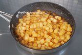 진간장 2 큰 술, 맛술 1½ 큰 술, 참기름 1/2 큰 술을 넣어 짭조름한 양념을 더합니다. 바글바글 끓어 졸아들 때까지 조리합니다.