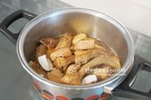 당근이 2/3 이상 익으면 버섯도 같이 넣어줍니다.