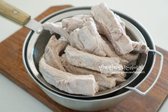 흐르는 물에 헹구어 불순물을 제거해 준 뒤 물기를 털어줍니다.