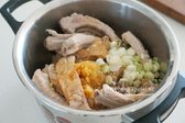 냄비에 진간장 7 큰 술, 황설탕 3 큰 술, 맛술 4 큰 술, 조청(물엿) 1~2 큰 술, 간마늘 2 큰 술, 간생강 1/2 작은 술, 다진대파 3 큰 술, 참기름 2 큰 술, 후추 약간, 배즙 100ml 넣어줍니다.