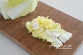 배추는 흐르는 물에 씻어 물기를 털어준 뒤 한입에 먹기 좋은 크기로 잘라줍니다.