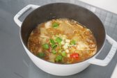 고춧가루 1/2 큰 술, 대파와 홍고추를 넣고 마무리해요.