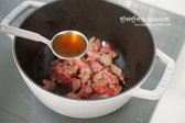 냄비에 참기름 1 큰 술을 두르고 소고기를 먼저 볶다가 참치액 1 큰 술을 넣어줍니다.