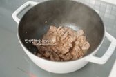 쇠고기에 간이 스며들도록 달달 볶아 익혀줍니다.