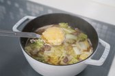 썰어둔 알배추를 넣고  끓어오르면 다진 마늘 1 큰 술을 넣어줍니다.