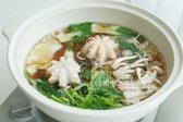 쭈꾸미 샤브샤브는 해물의 시원한 감칠맛과 미나리의 향긋한 맛이 어우러져 깊은 풍미를 자랑합니다. 집에서 좋아하는 재료를 푸짐하게 준비해 시원한 국물과 함께 즐기면 완벽한 한 끼가 됩니다.