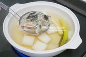 밑 국물이 우러나면 건더기는 건져내고, 국간장 1½ 큰 술, 맛술 2 큰 술, 소금 약간 넣어 간을 해주어요.