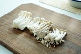 버섯은 밑동을 잘라줍니다.