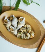 백골뱅이는 삶아서 쫄깃한 식감과 깊은 바다향을 즐길 수 있는 간단한 요리입니다. 초고추장에 찍어 숙회로 먹으면 별미가 되고, 재료 본연의 맛을 살린 간단한 삶은 방법이 맛있습니다.