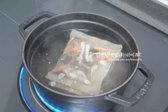 물 1L에 해물 다시팩을 넣고 10~15분 정도 끓여줍니다.