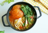 냉동 꽃게로 끓인 꽃게탕은 바다향 가득하고 깊은 국물 맛이 일품입니다. 재료가 간단해도 푸짐하고 든든한 한 그릇으로, 국물 맛이 정말 끝내줍니다.