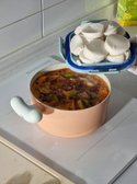 야채와 해물이 대부분 익으면 순두부를 조심스럽게 넣어 고루 섞어줍니다. 순두부가 부드럽게 풀어지면, 부족한 간은 소금으로 맞춰주세요. 마무리로 계란을 하나 톡 얹어주면 완성입니다.