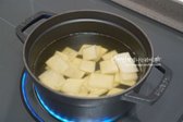 물 1L에 해물 다시팩을 넣고 10~15분 끓여 육수를 내고, 무를 먼저 넣어 끓입니다.