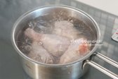 육수를 내기 위해 끓는 물에 닭다리를 넣고 살짝 데쳐준 뒤 찬물에 헹구어 주세요.