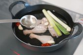 냄비에 물 1.4L를 붓고 닭과 함께 생강 술(청주) 2 큰 술을 넣어 끓여 주세요.