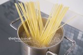 링귀니 면을 끓는 물에 넣고 10~11분 동안 삶아줍니다.