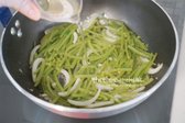 재료가 어우러지면 육수나 물 4~5 큰 술을 넣고 중약불에서 촉촉하게 볶아 부드럽고 아삭하게 익힙니다.