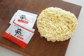 매운맛의 신라면을 준비했습니다. 스프로 매콤한 감칠맛을 조절하는데, 청양고추나 고춧가루를 첨가해도 좋아요.