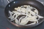 달군 팬에 무염버터 1 큰 술을 녹인 뒤 양파와 마늘을 볶아 향을 내줍니다. 고소한 풍미를 위해 버터를 사용했지만 올리브오일로 대체 가능합니다.