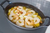 마늘이 익어 향이 올라오면 밑간한 새우를 넣고 중약 불에서 재료의 맛이 잘 우러나도록 끓여줍니다.