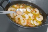 재료가 절반 이상 익으면 새우가루 1/2 작은 술을 넣어 감칠맛을 더합니다. 생새우를 사용할 경우 머리를 함께 넣어 더 깊은 풍미를 낼 수 있습니다.