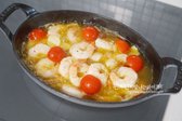 재료가 잘 어우러지면 방울토마토와 파르메산 치즈를 넣어줍니다. 부족한 간은 소금으로 맞추고 후추를 뿌려 마무리합니다. 치즈가루가 더해져 고소하고 녹진한 풍미를 냅니다.