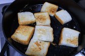 식빵을 노릇하게 구워 준비합니다.