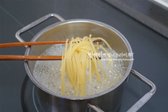 면을 돌리듯 펼쳐 넣어주고 삶는 시간은 덜 익은 식감이나 완전히 익은 식감에 맞추어 익혀줍니다. 삶은 면을 소스에 버무려줄 것이라 1~2분 덜 삶아줬습니다.