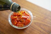 올리브오일이 선드라이토마토가 잠길 정도로 부어줍니다.