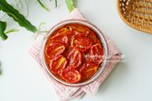 선드라이 토마토는 올리브오일에 절여 두어 풍미를 살리고, 허브나 마늘을 함께 넣어 향을 더할 수 있습니다. 오일과 함께 보관하면 맛이 깊고 진해지며, 파스타나 다양한 요리에 활용 가능합니다.