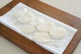 모차렐라 치즈는 0.5~0.7cm 두께로 슬라이스해 또띠아 크기에 맞게 잘라줍니다.