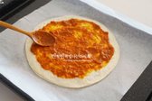 토마토 소스를 얇게 펴 바릅니다.