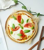 바질잎을 올려 마무리합니다. 또띠아 위에 치즈, 토마토, 바질을 올려 간단하게 만든 마르게리타 피자는 담백하고 산뜻한 별미로 간식이나 한 끼 식사로 즐기기 좋습니다.